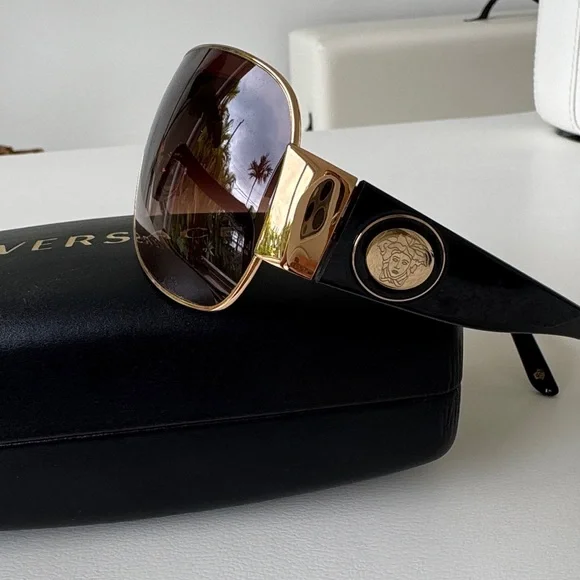 Authentic Versace Shield Gold Frame Sunglasses with Medusa Logo - NWT - Mod 2101 - Picture 3 of 13